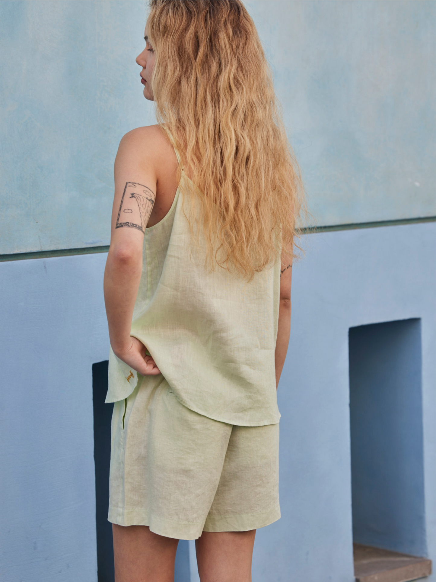 Short linen pants