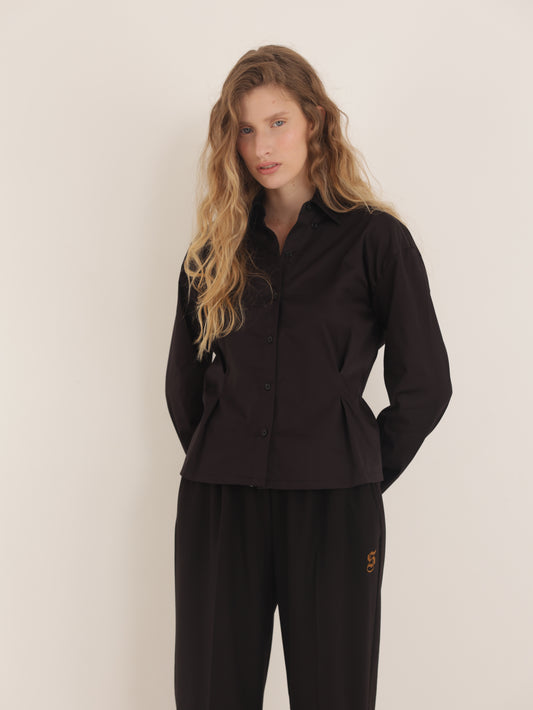 Button-down shirt with a fitted waist