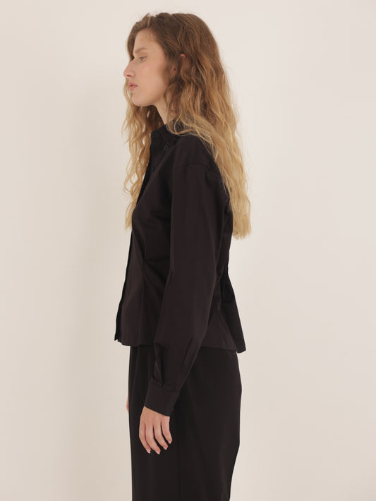 Button-down shirt with a fitted waist