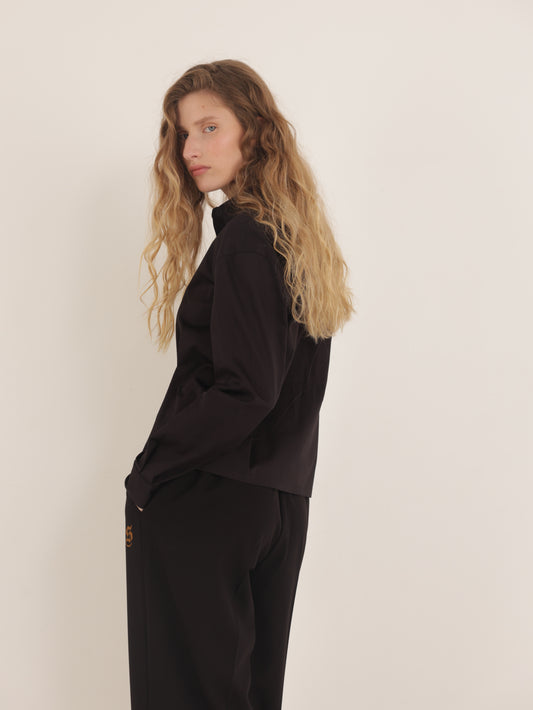 Button-down shirt with a fitted waist