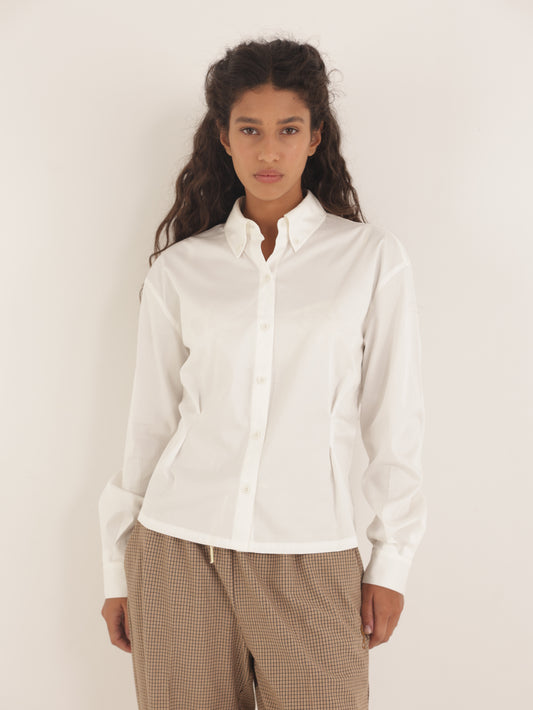 Button-down shirt with a fitted waist