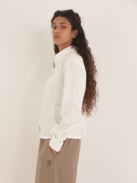 Button-down shirt with a fitted waist
