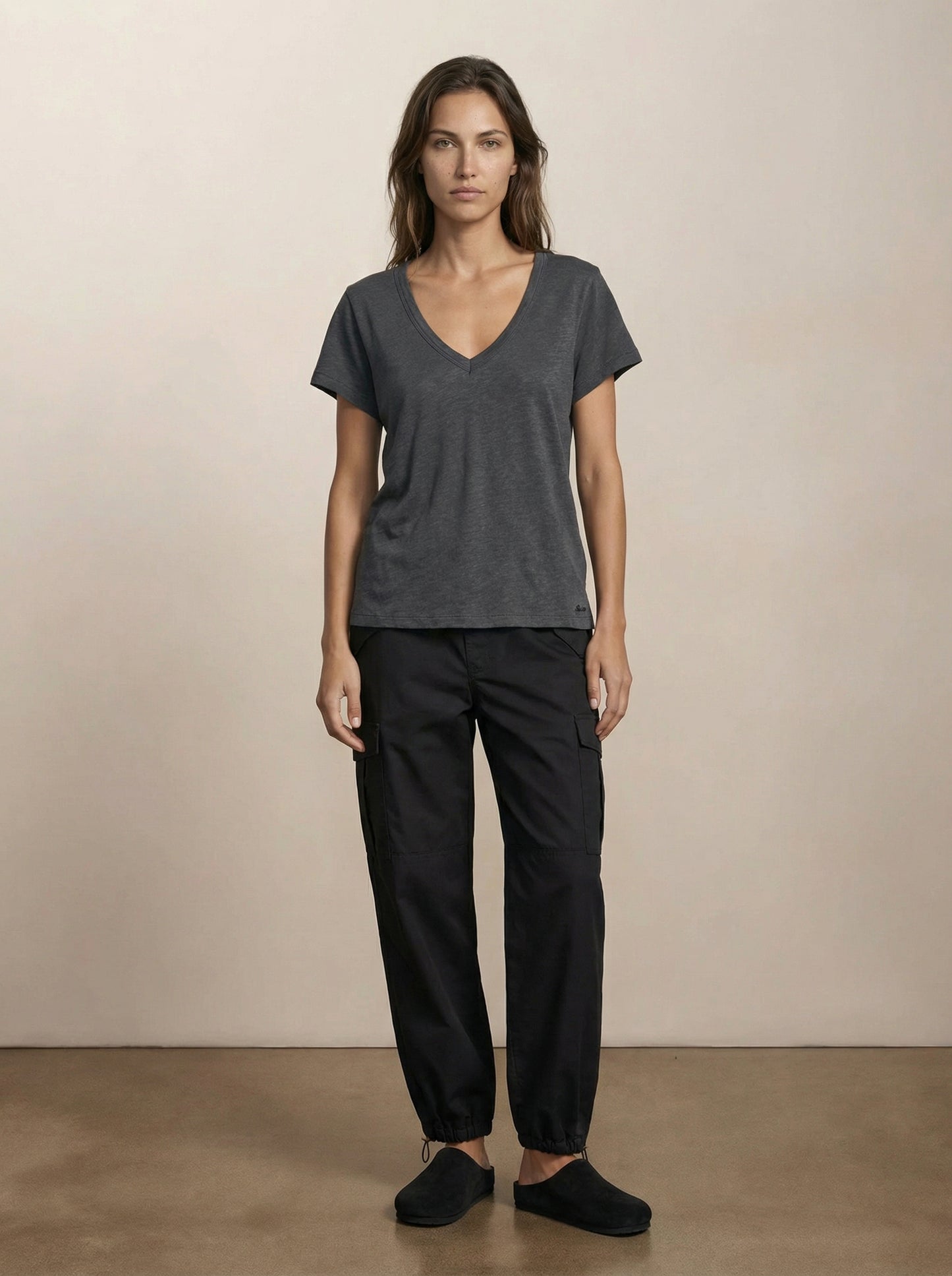 חולצת טי בייסיק צווארון וי