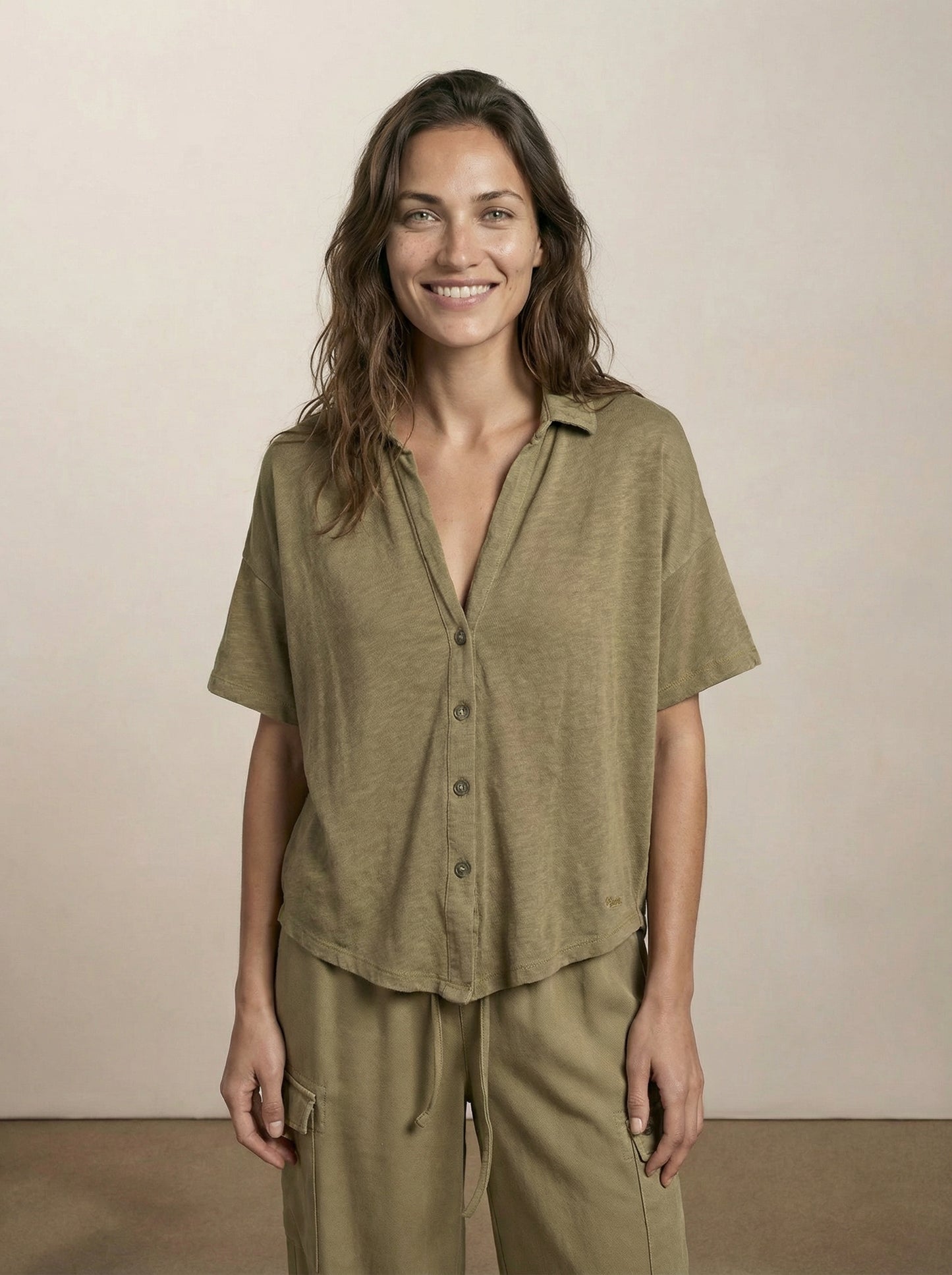 חולצת טי מכופתרת