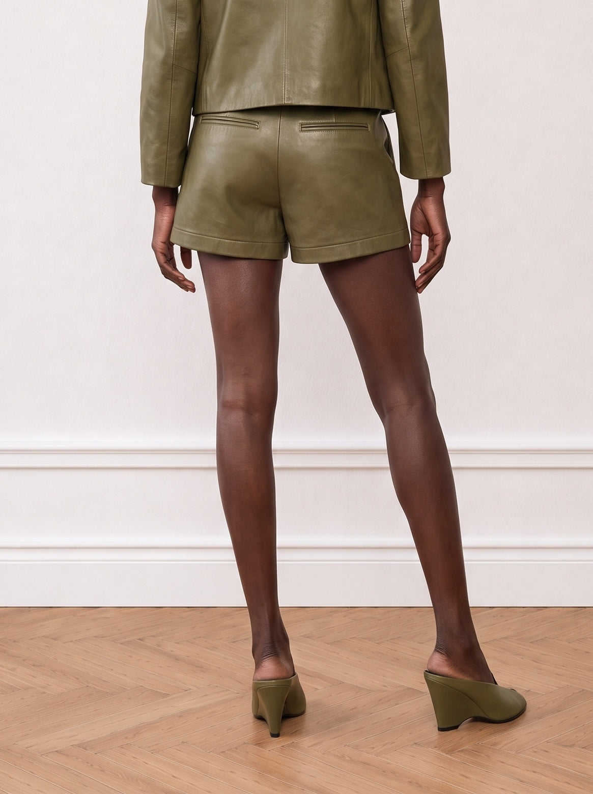 Short leather pants