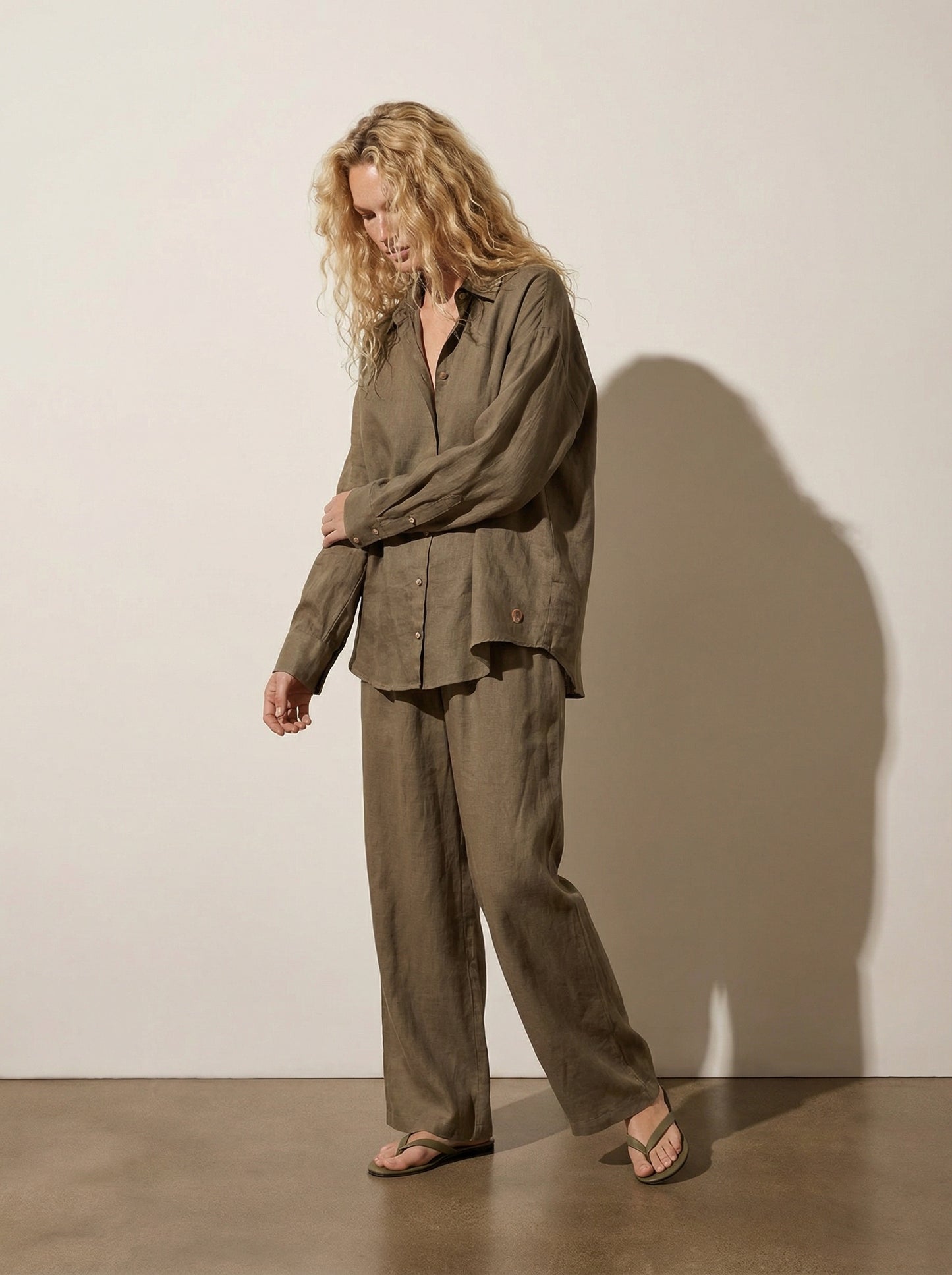 חולצת פשתן מכופתרת קלאסית