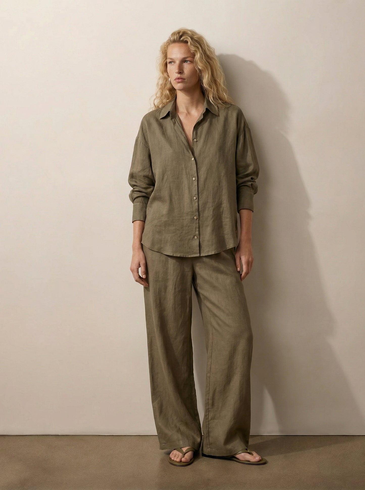 חולצת פשתן מכופתרת קלאסית