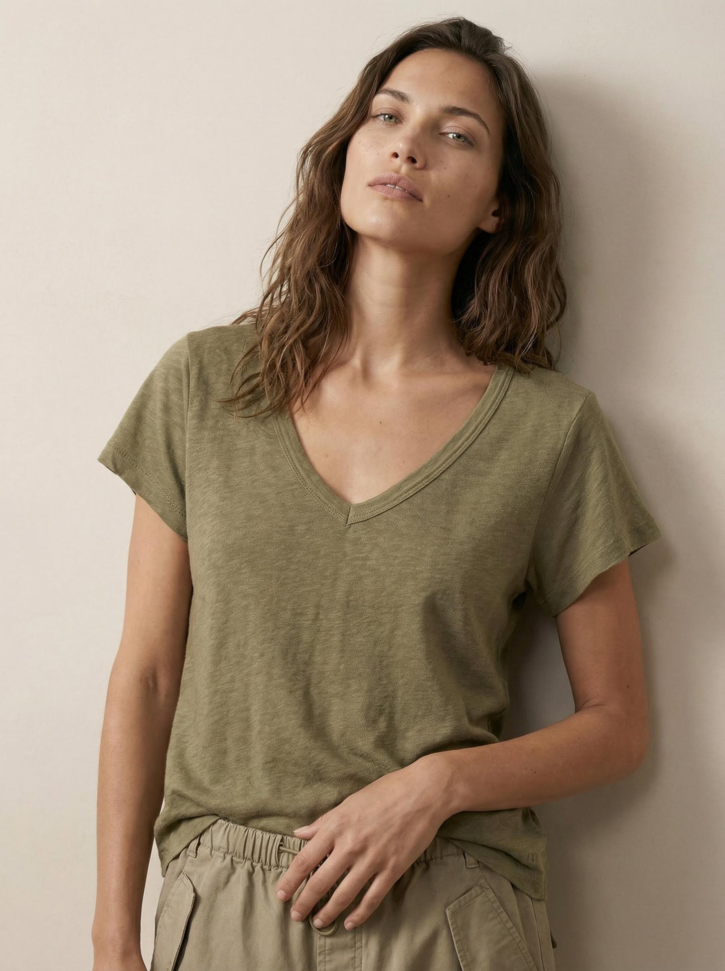 חולצת טי בייסיק צווארון וי