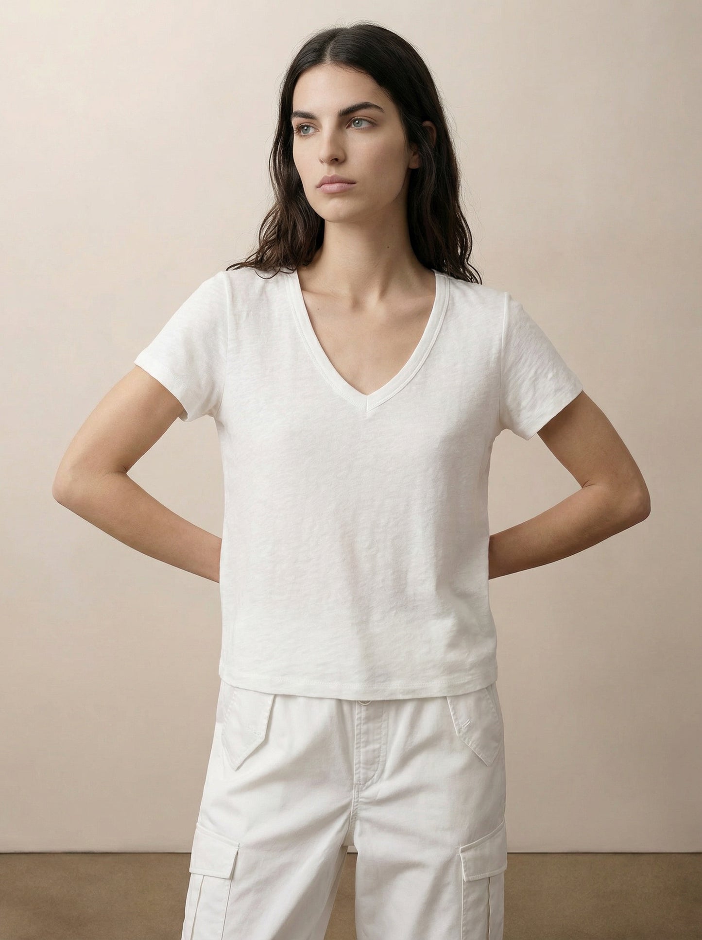 חולצת טי בייסיק צווארון וי