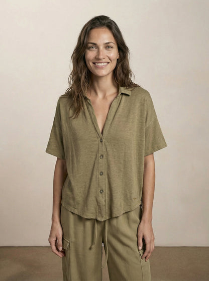 חולצת טי מכופתרת