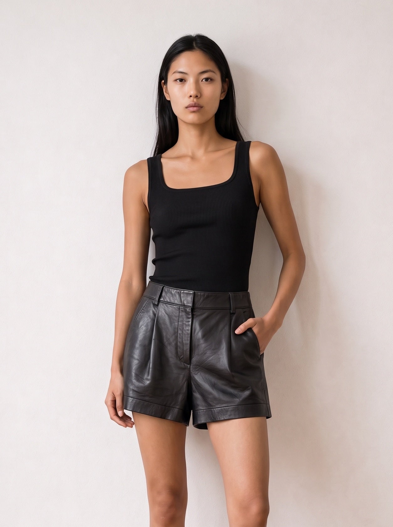 Short leather pants
